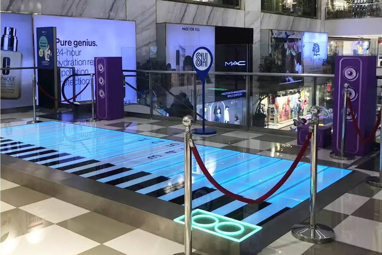 Playing the giant piano makes shopping more fun at SM Store Makati • BMPlus