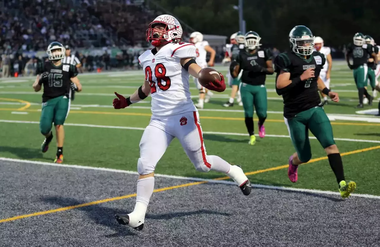 Shaker Heights vs. Mentor football: Cardinals QB Scotty Fox's 6 TDs lead  GCC win over Red Raiders 