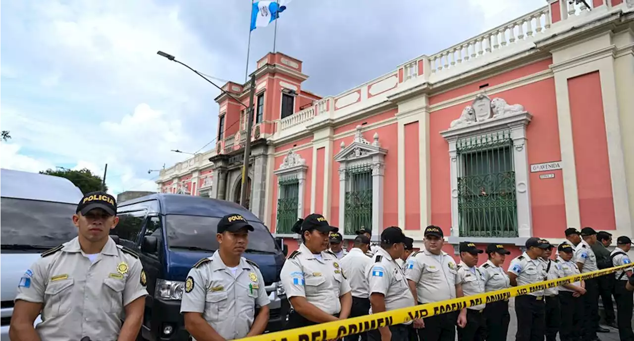 Fiscales 'secuestran' actas electorales que registran la victoria de Bernardo Arévalo en Guatemala