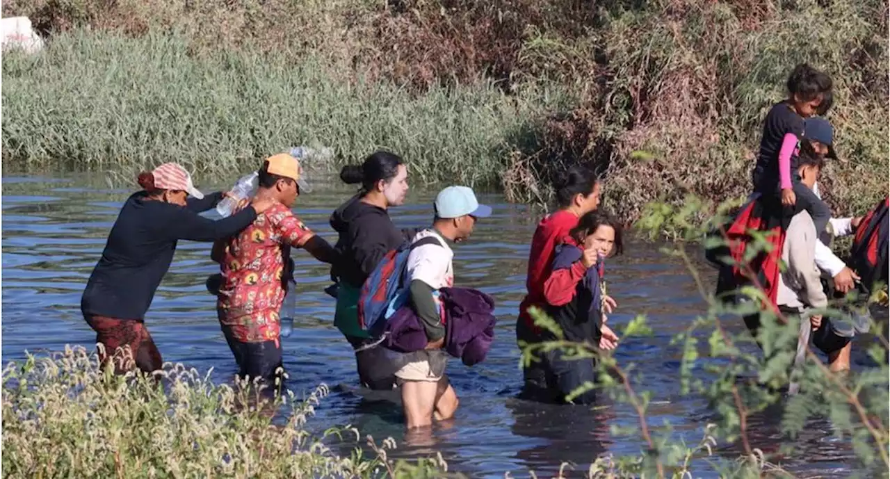 Mil 500 migrantes varados en Ahumada llegan a Ciudad Juárez para entregarse a EU