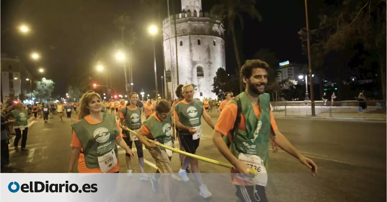 Correr sin ver ni oír: cinco personas con sordoceguera participan en la carrera nocturna de Sevilla