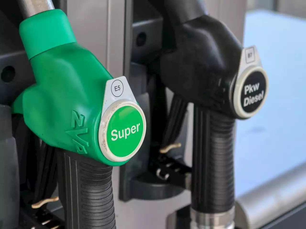 Benzina, dove conviene fare il pieno in Europa