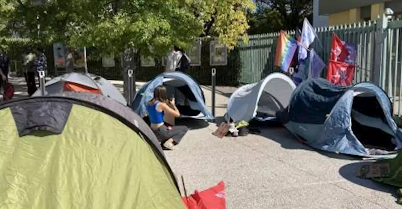 Ils campent au rectorat pour avoir un vrai lit