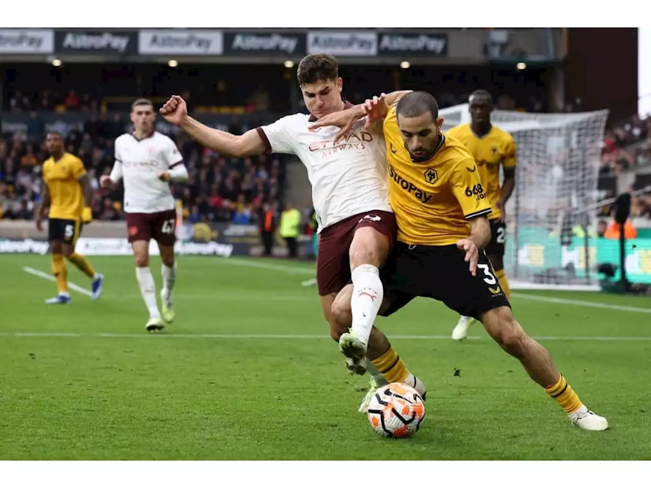 Manchester City e Manchester United perdem, mas Arsenal vence e se aproxima do líder: os resultados da manhã da Premier League