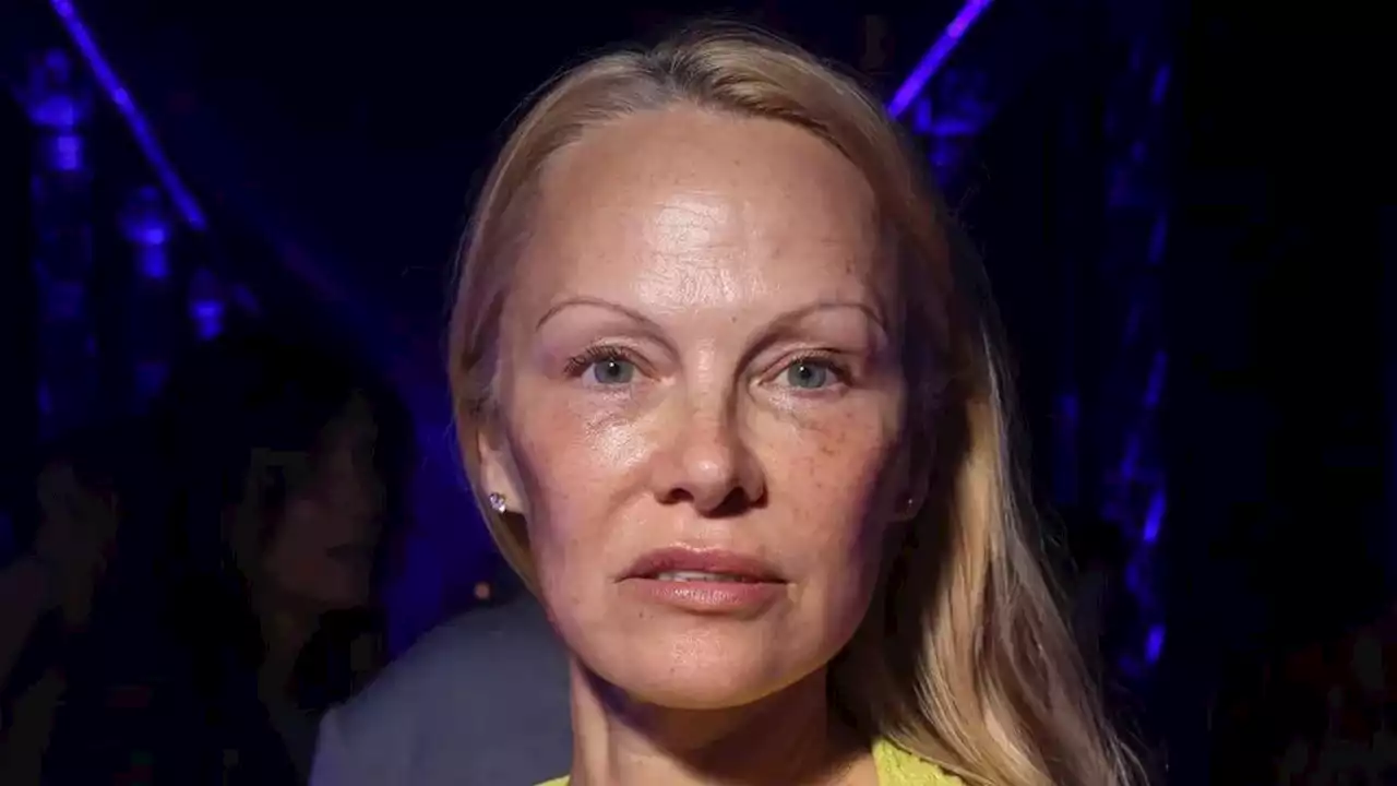 Pamela Anderson Pede Tampil Tanpa Make Up di Paris Fashion Week 2023, Biarkan Kerutan Terlihat