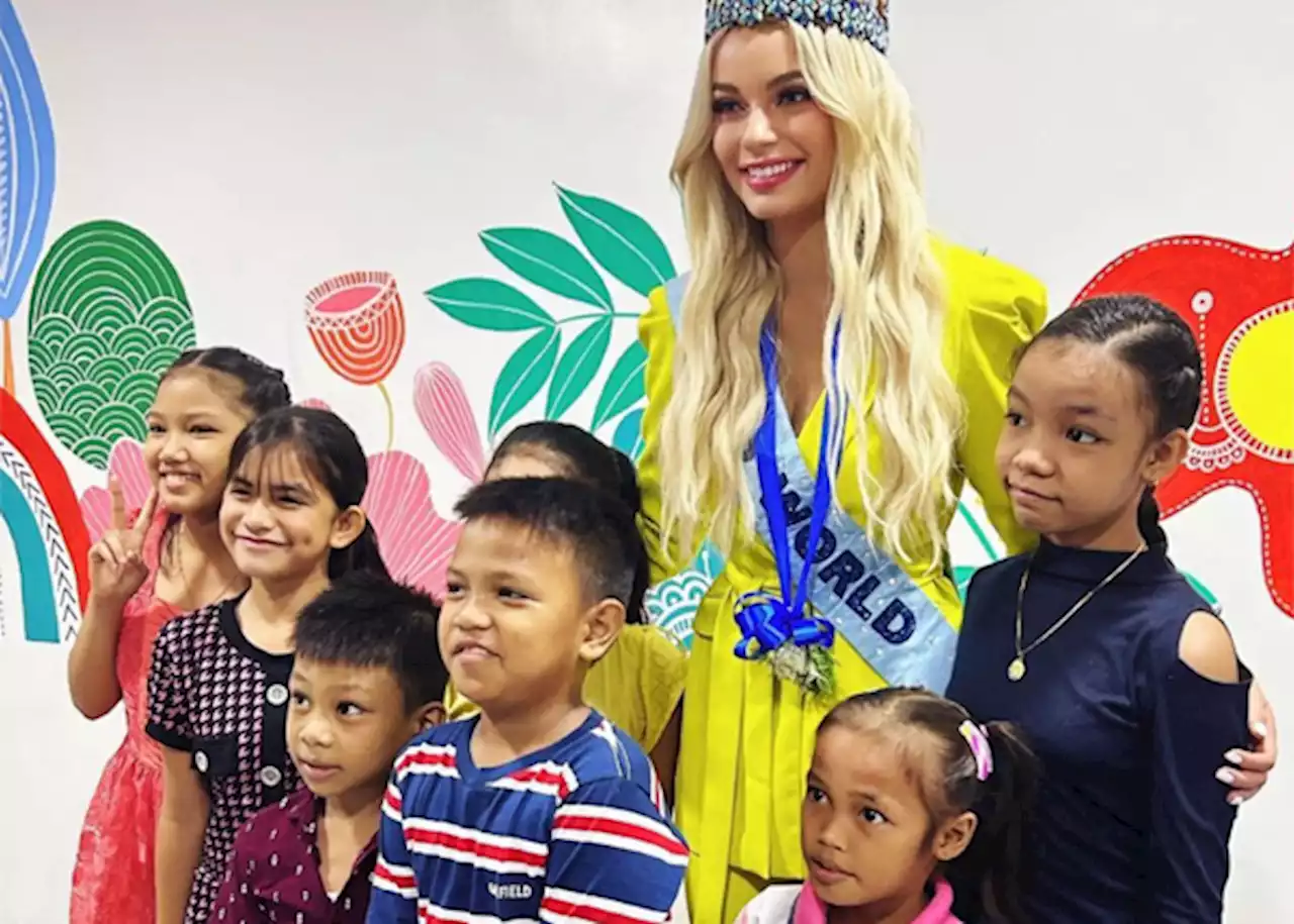 Reigning Miss World brings smiles to Tondo