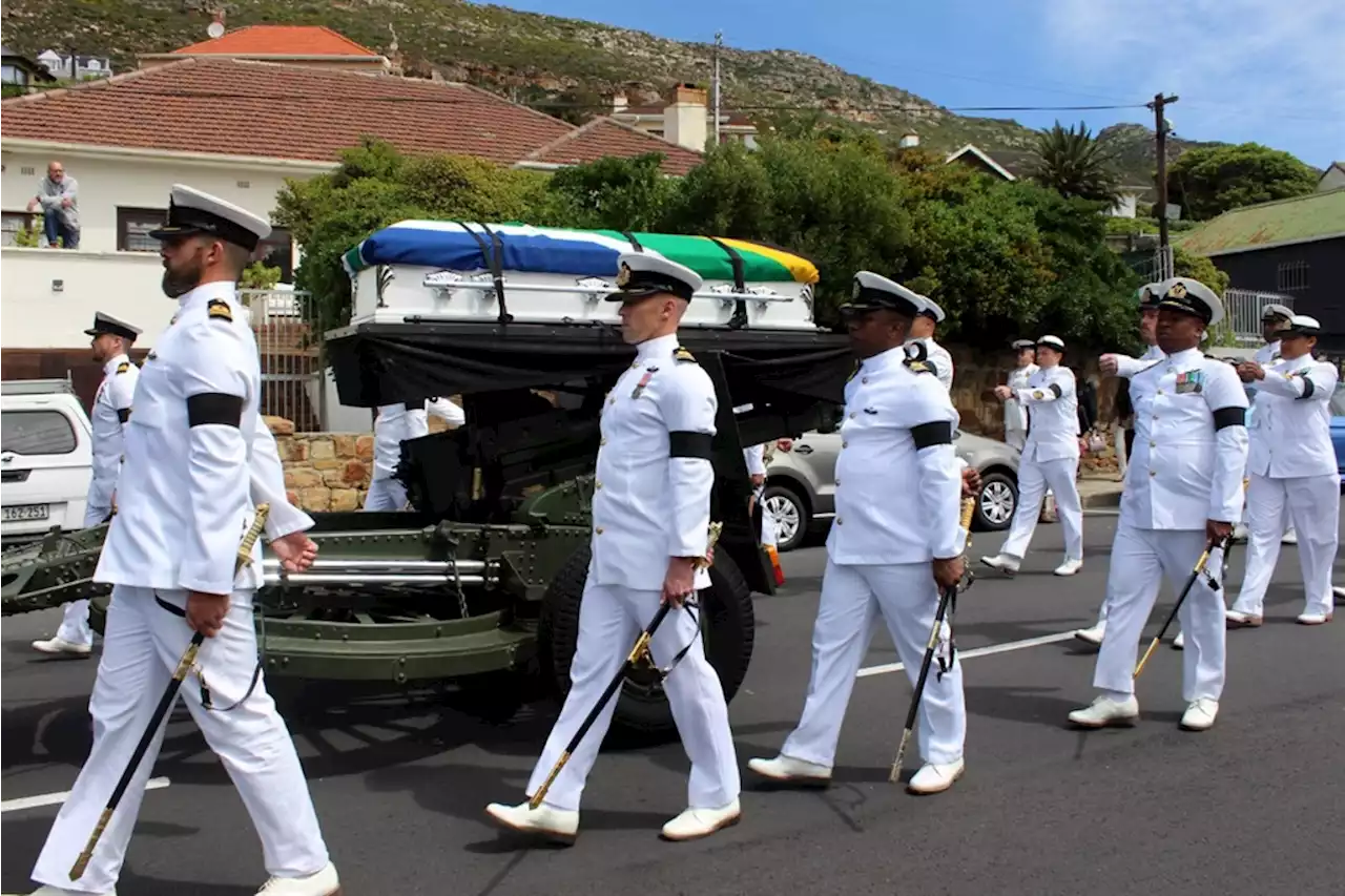 'Queen of the sea': One final march for Gillian Hector, SA's first female submariner