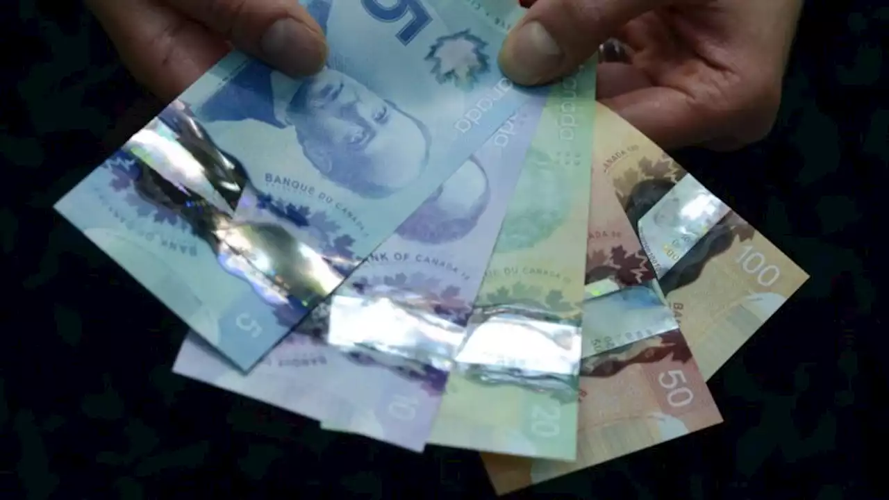 NDP leader calling on government to make further changes to minimum wage