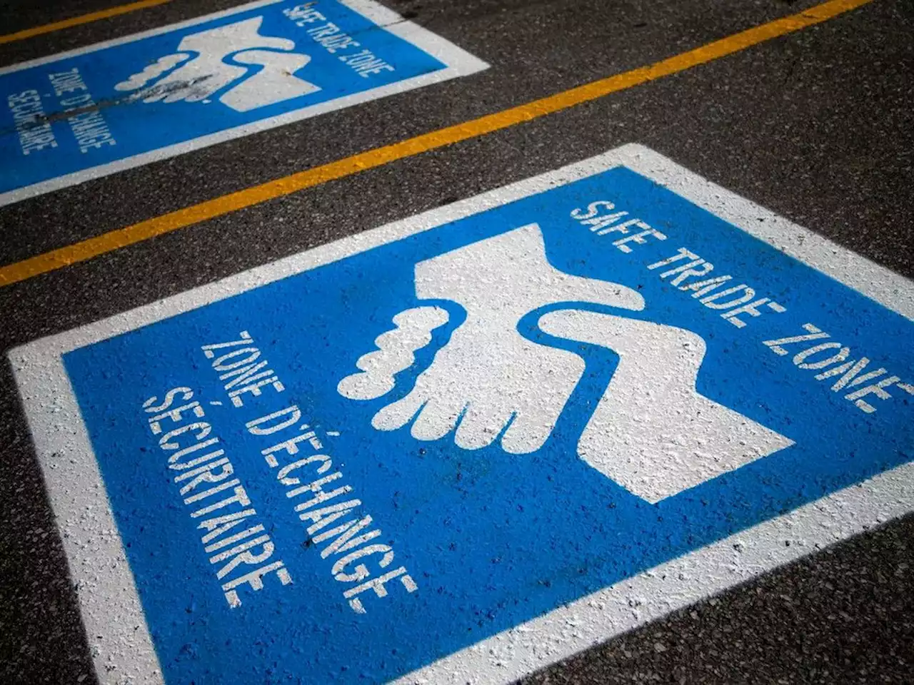 Police set up 'safe-trade zones' for person-to-person sales