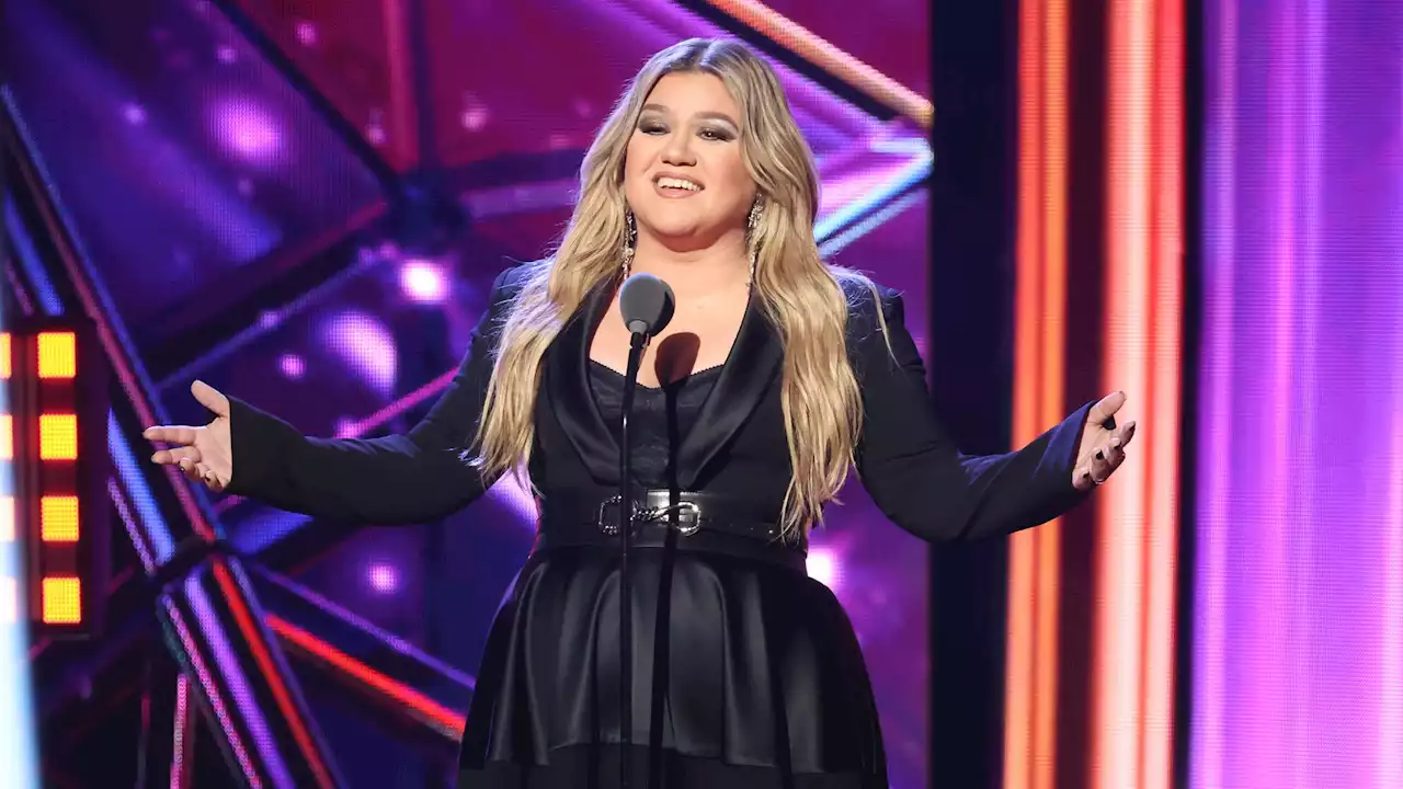 Brust-Blitzer: Kelly Clarkson stürmt bei Konzert von Bühne!