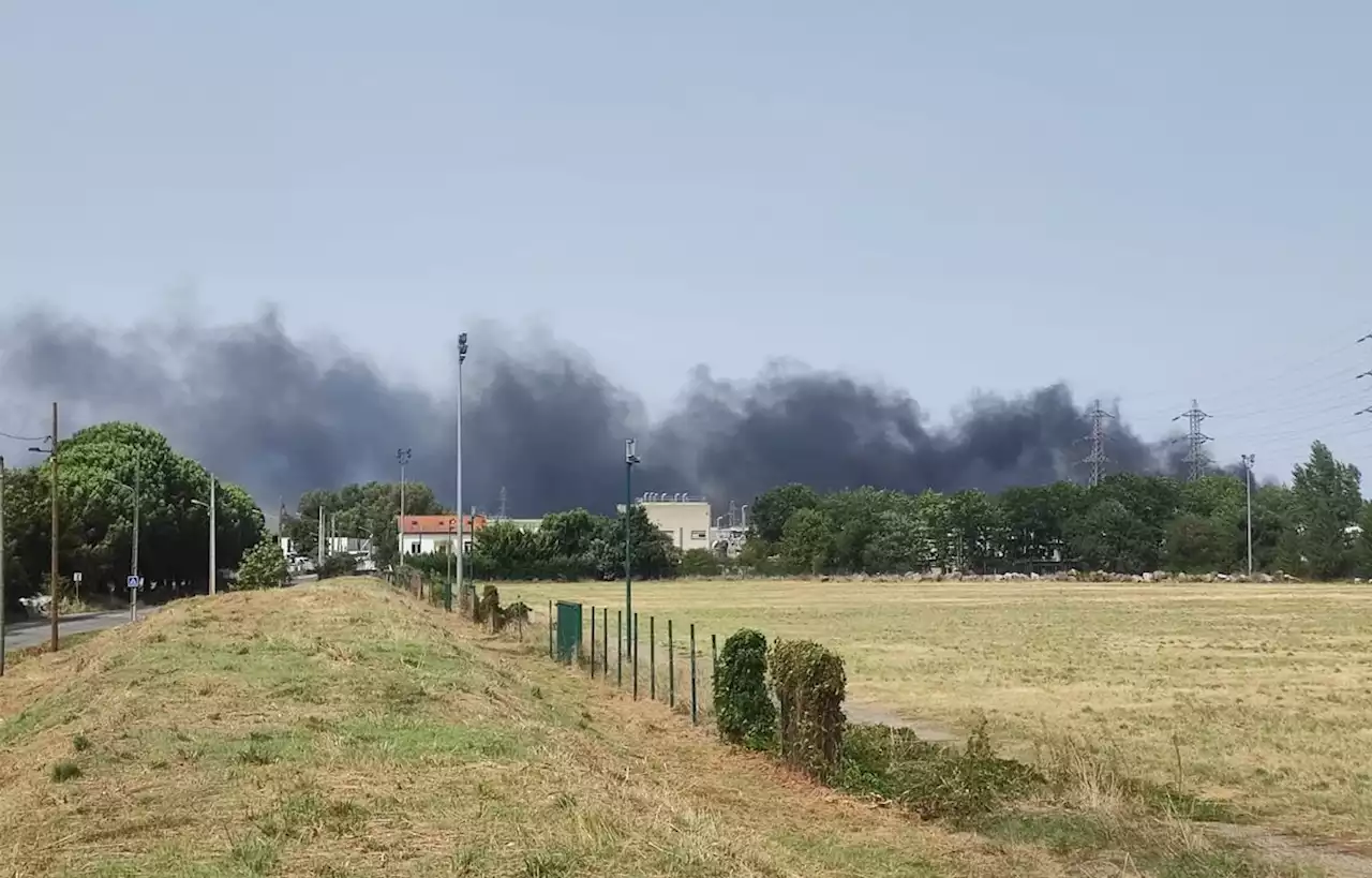 Un énorme incendie fait rage au nord de Toulouse, une maison brûlée