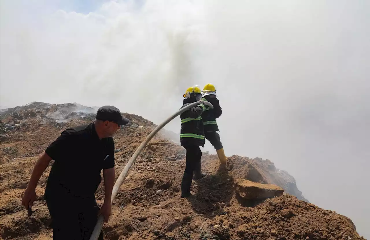 حريق مشتعل منذ أيام في مكب للنفايات بغزة... والمسؤولون يطلبون مساعدة لإخماده