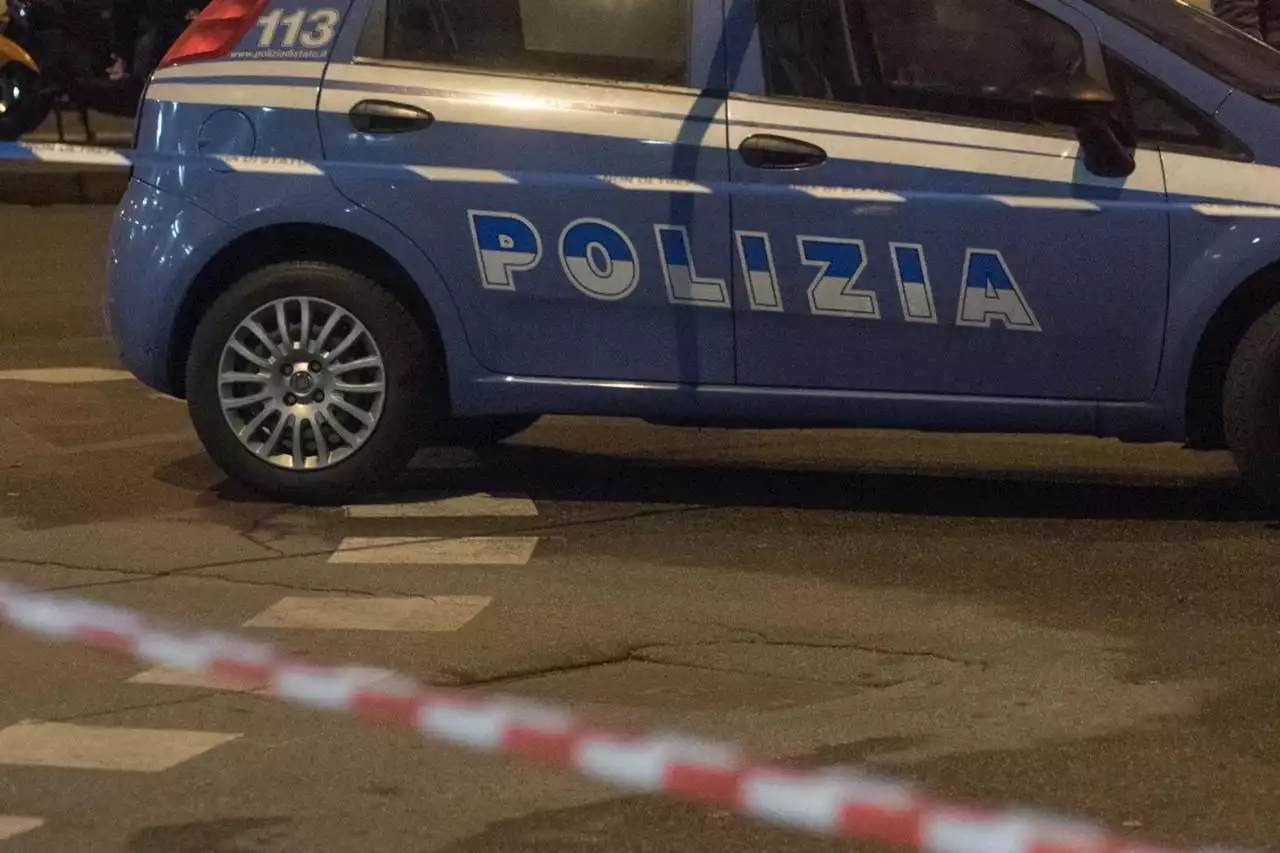 Roma, ragazzo difende la fidanzata: picchiato e investito con auto