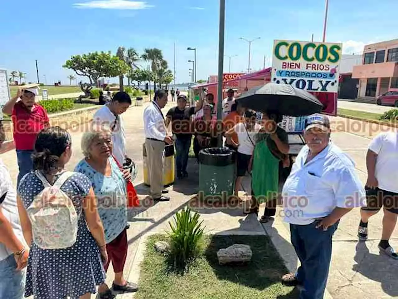 Por obra, reubican a vendedores de cocos de Coatzacoalcos