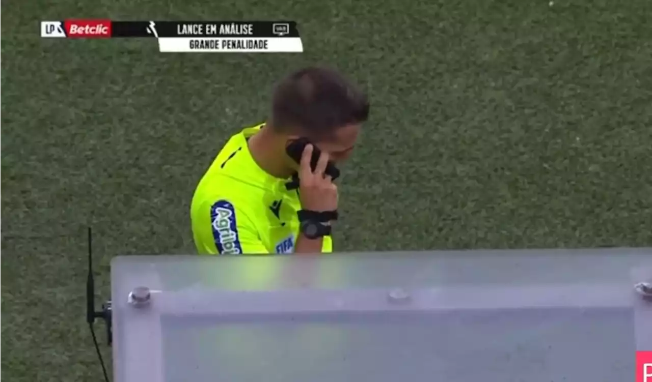 [Video] Polémica por árbitro que llamó por celular para consultar al VAR; piden anular el partido