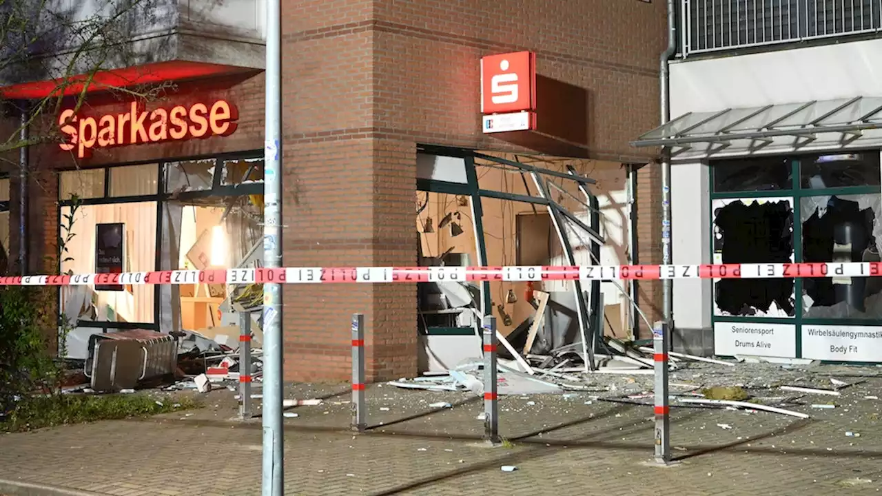 Sparkassen-Automat in Schönefeld gesprengt: 36 Menschen in Sicherheit gebracht