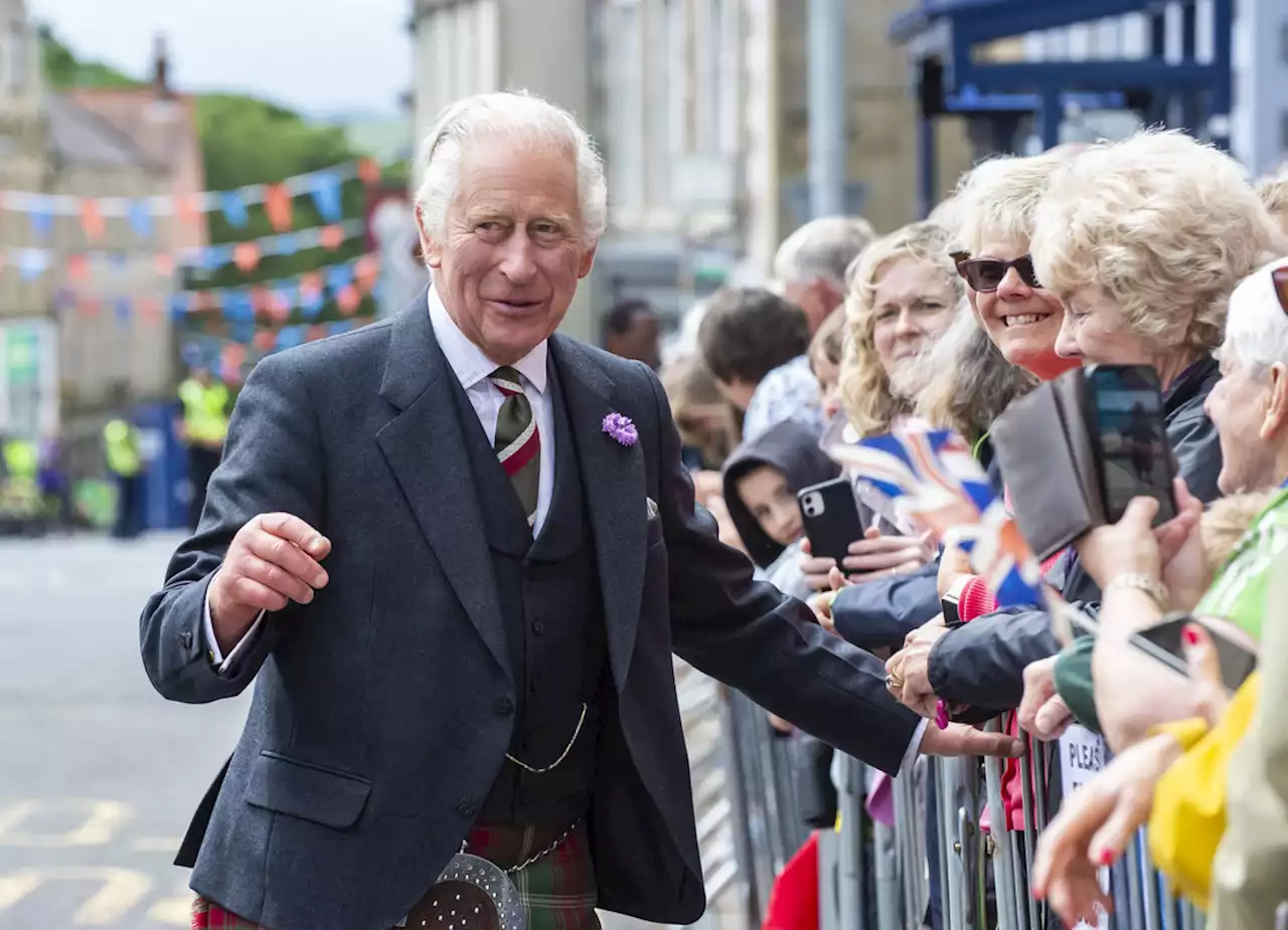 Charles III “sex symbol” ? L’allusion coquine de Stéphane Bern fait chou blanc dans C à vous