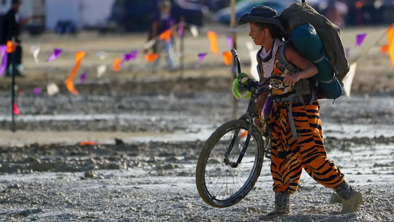 Festival Burning Man aux États-Unis : une personne décédée, des milliers de participants encore bloqués