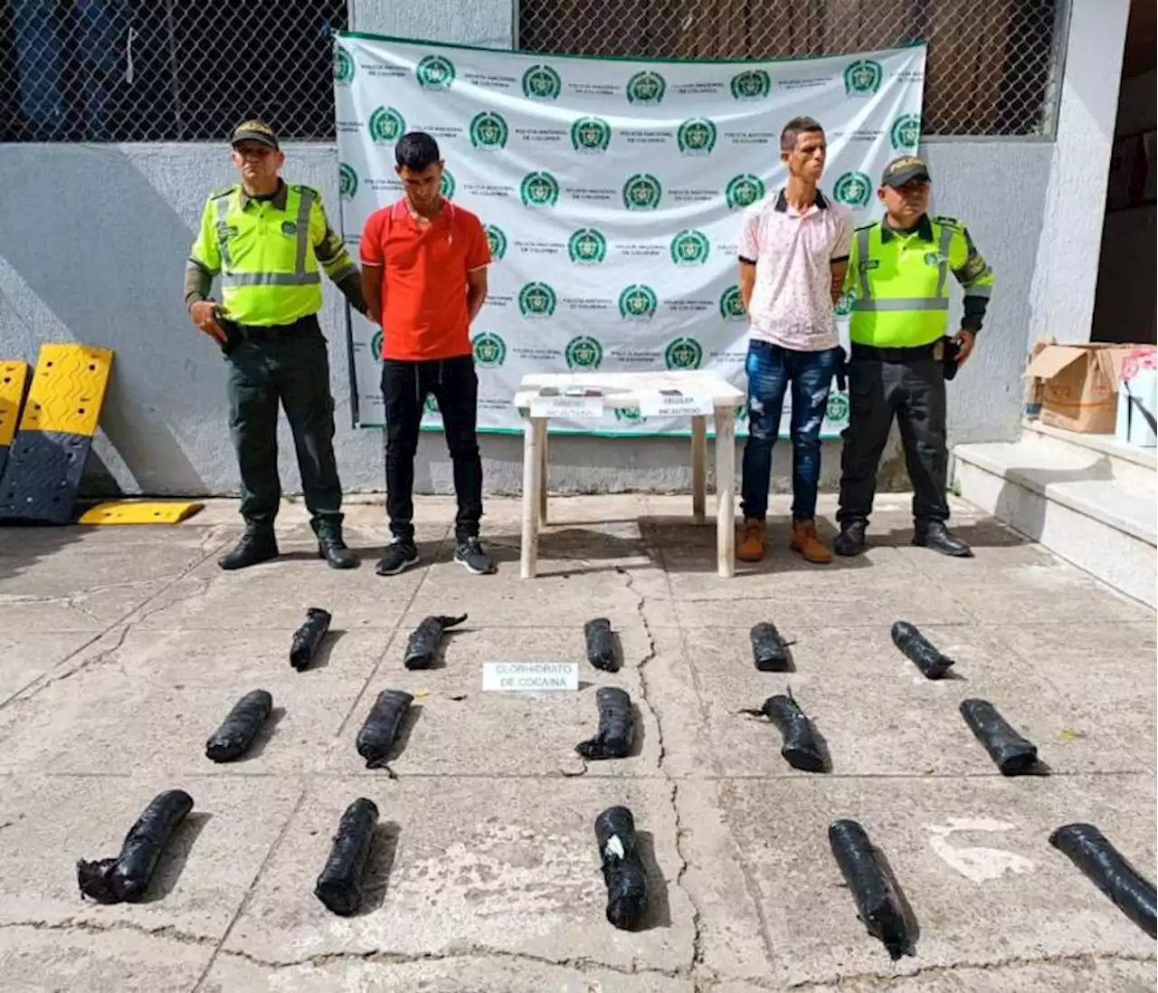 Capturan a 2 hermanos que viajaban con $70 millones en cocaína