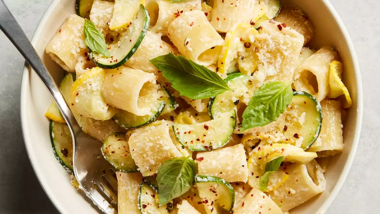 Pasta With No-Cook Zucchini Sauce