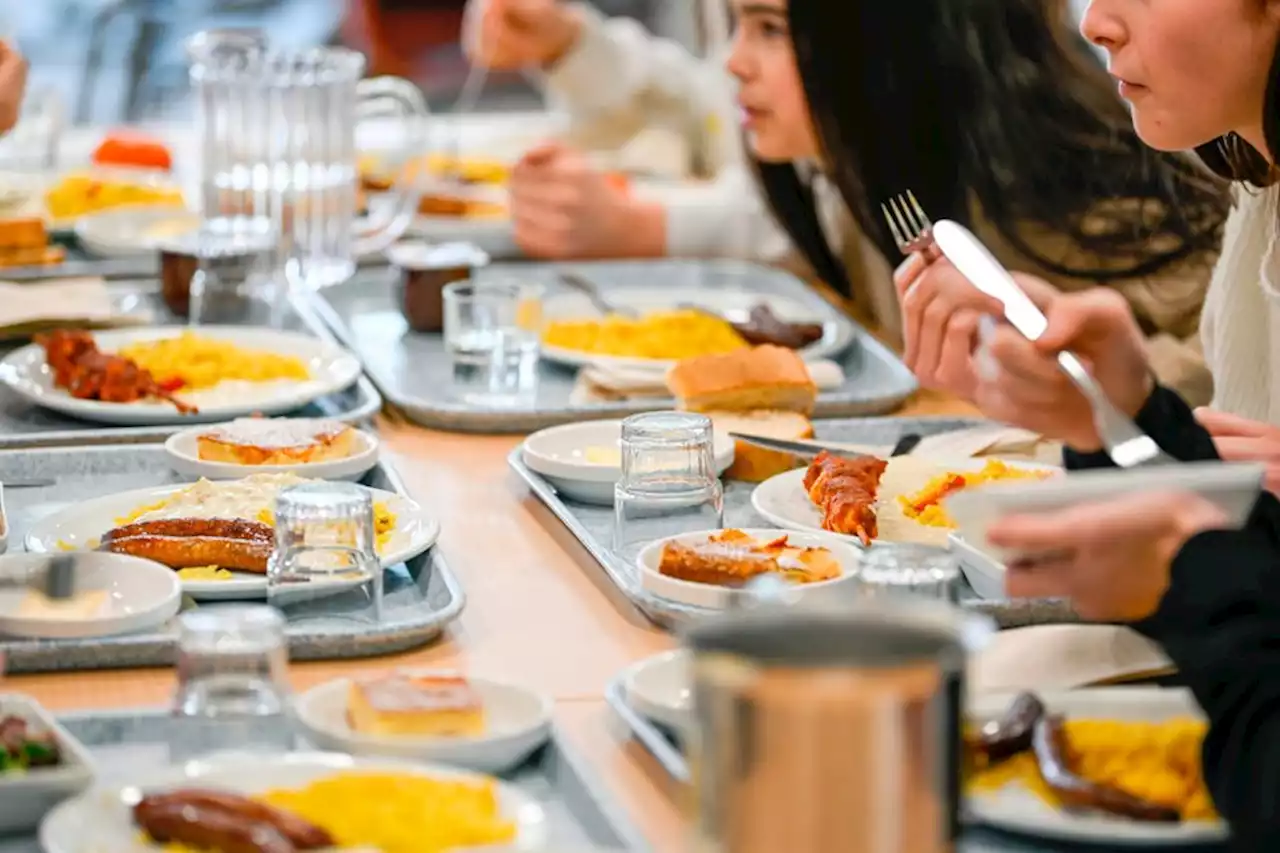 Pas de place à la cantine : “Mes enfants mangent un sandwich à l’école, tout seuls”