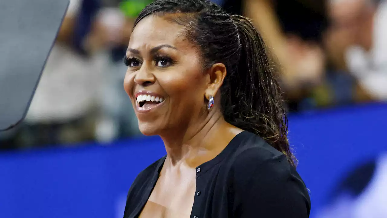 À 59 ans, Michelle Obama ose cette pièce culte des années 2000 et relance la tendance