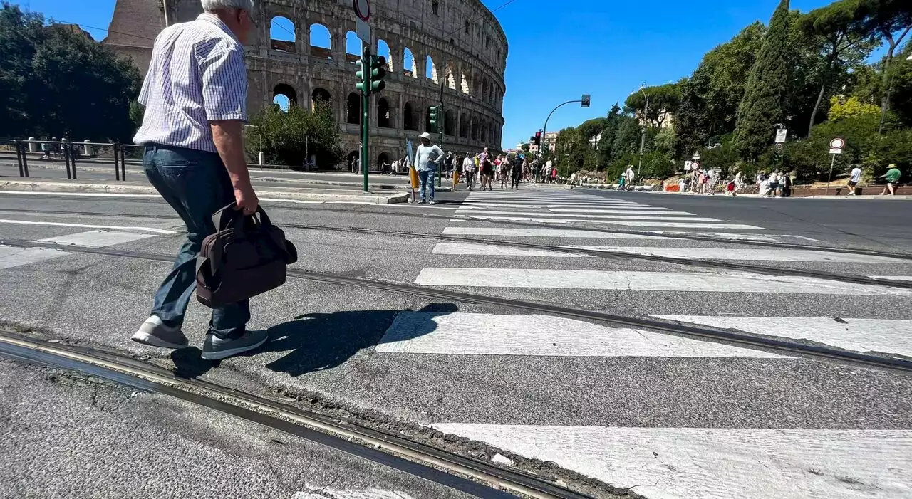 Colosseo, il tram 3 è fermo. Il sollievo dei residenti: «Finalmente nessun rumore»