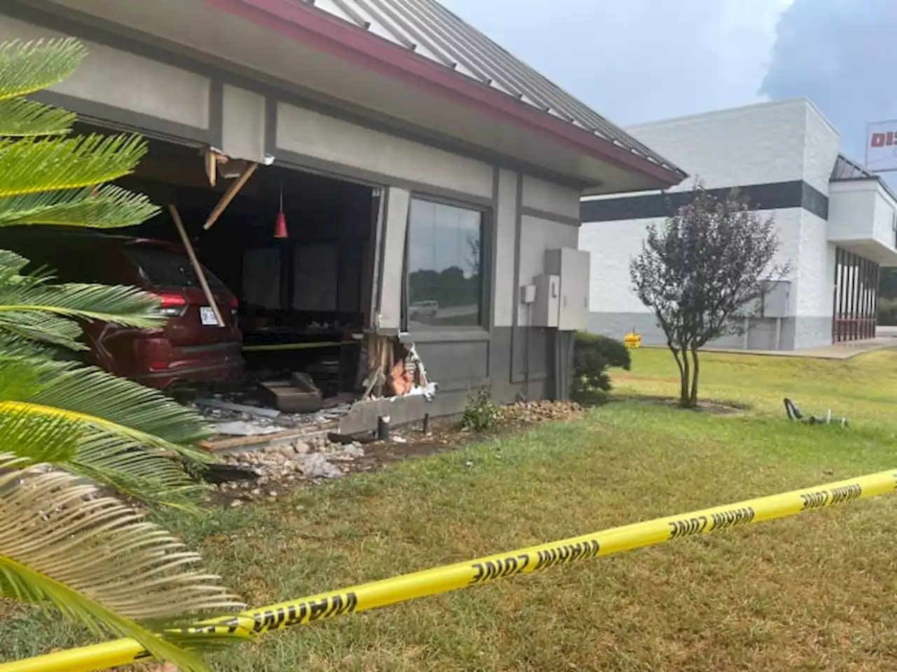 23 people hurt after SUV crashes into Denny’s in Rosenberg