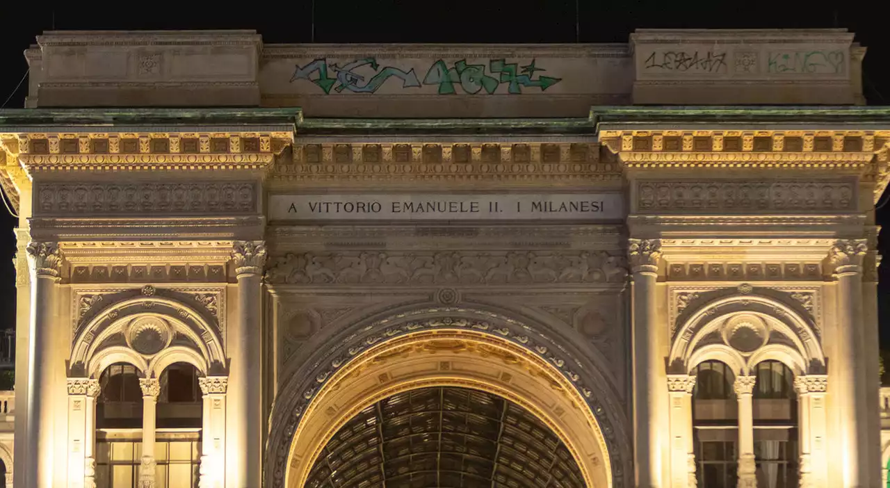 Follia a Milano, tre vandali imbrattano Galleria Vittorio Emanuele: «Scritte con spray verde e blu». I passanti li insultano