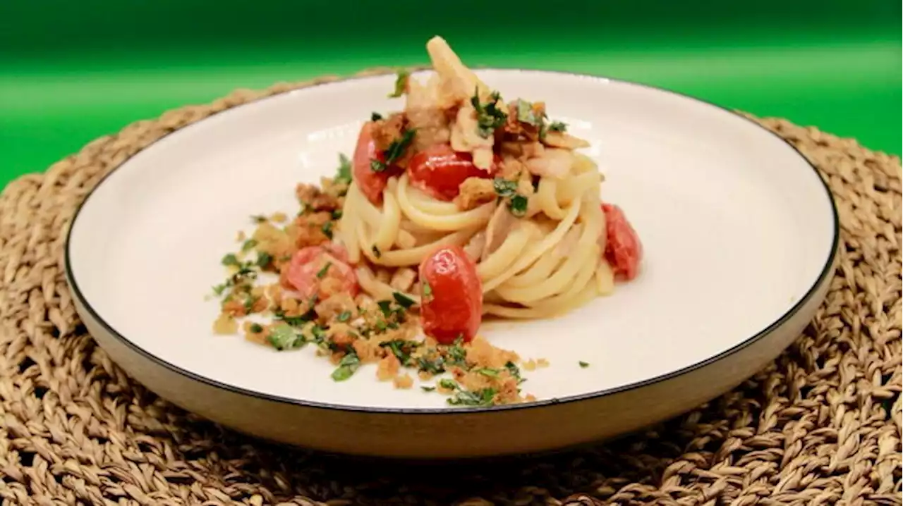 Linguine con spaccata di pachino, fondo di alici, tonno e pancotto al prezzemolo