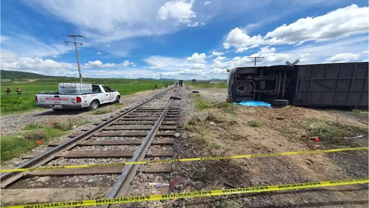 Chocan autobús y tren en límites de Hidalgo y Tlaxcala; hay 2 muertos