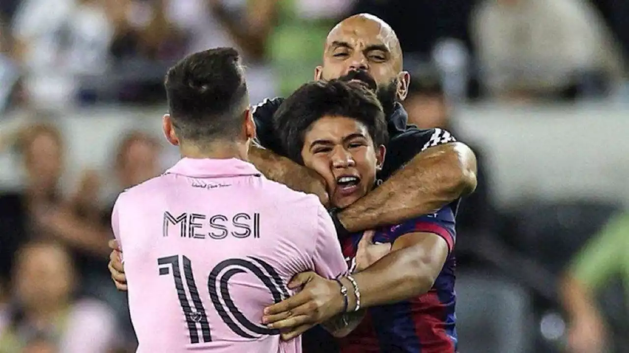 El guardaespaldas de Lionel Messi tackleó a un intruso que se metió a la cancha