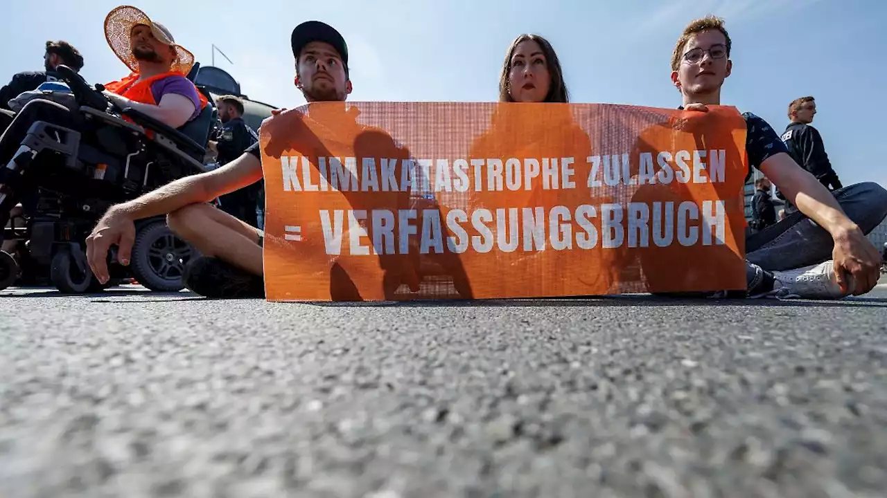 Gruppe Letzte Generation blockiert Verkehr in Celle