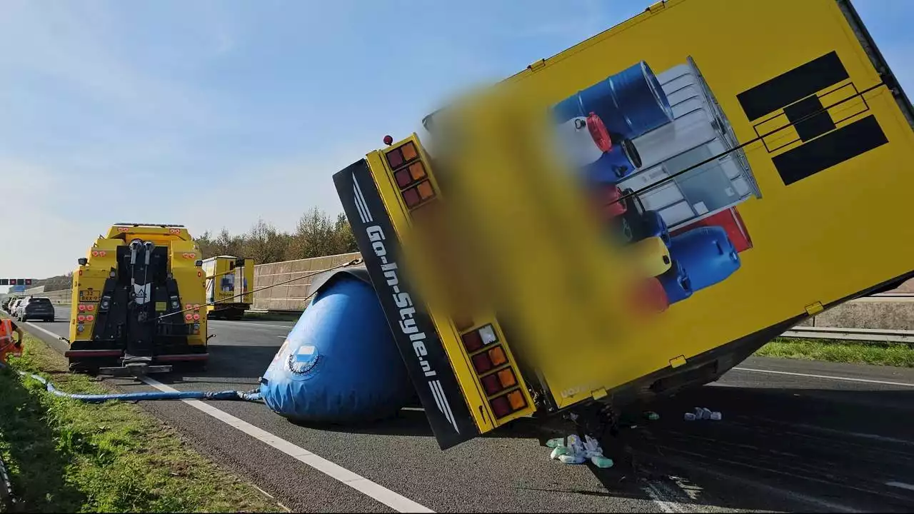 Zo helpen luchtkussens loodzware gekantelde vrachtwagens overeind