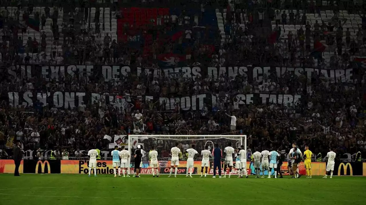 – PSG : le face-à-face surréaliste entre les Lyonnais et les supporters après la débâcle