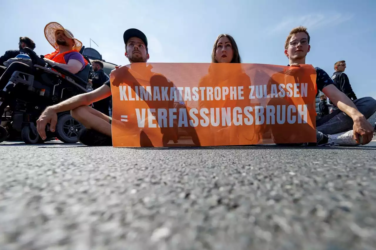 Gruppe Letzte Generation blockiert Verkehr in Celle