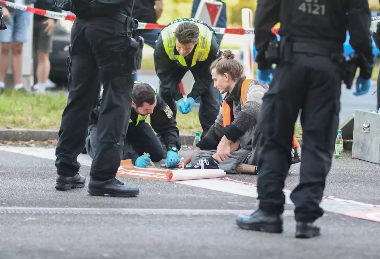 Klimaaktivisten blockieren Straße im Münchner Osten