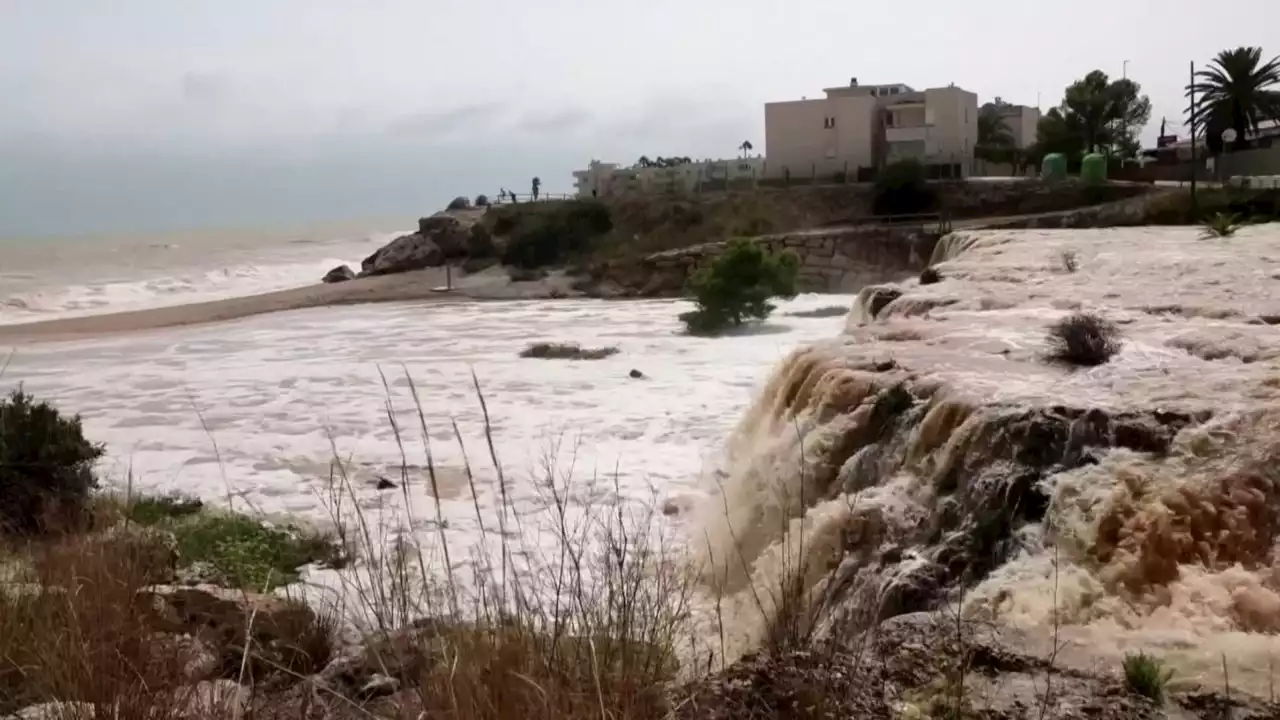 Overnight floods confine residents along Spain&#8217;s east coast