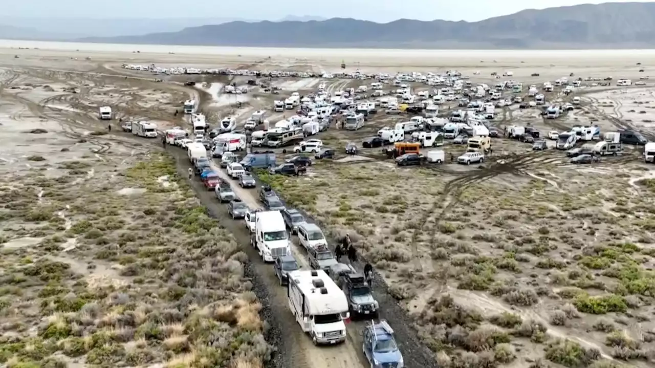 'Burning Man'-Festivalbesucher versuchen, dem Schlamm zu entkommen