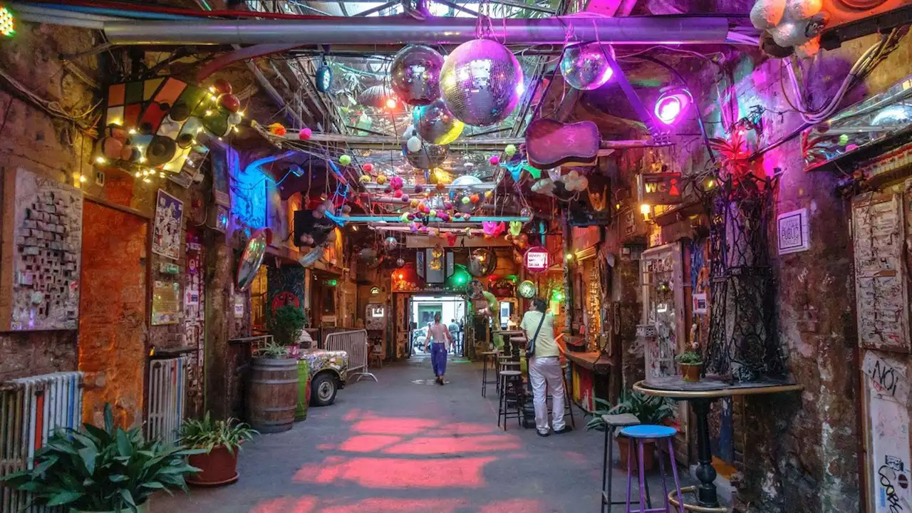 Reise nach Ungarn: Die Ruinenbar Szimpla Kert in Budapest(s+)