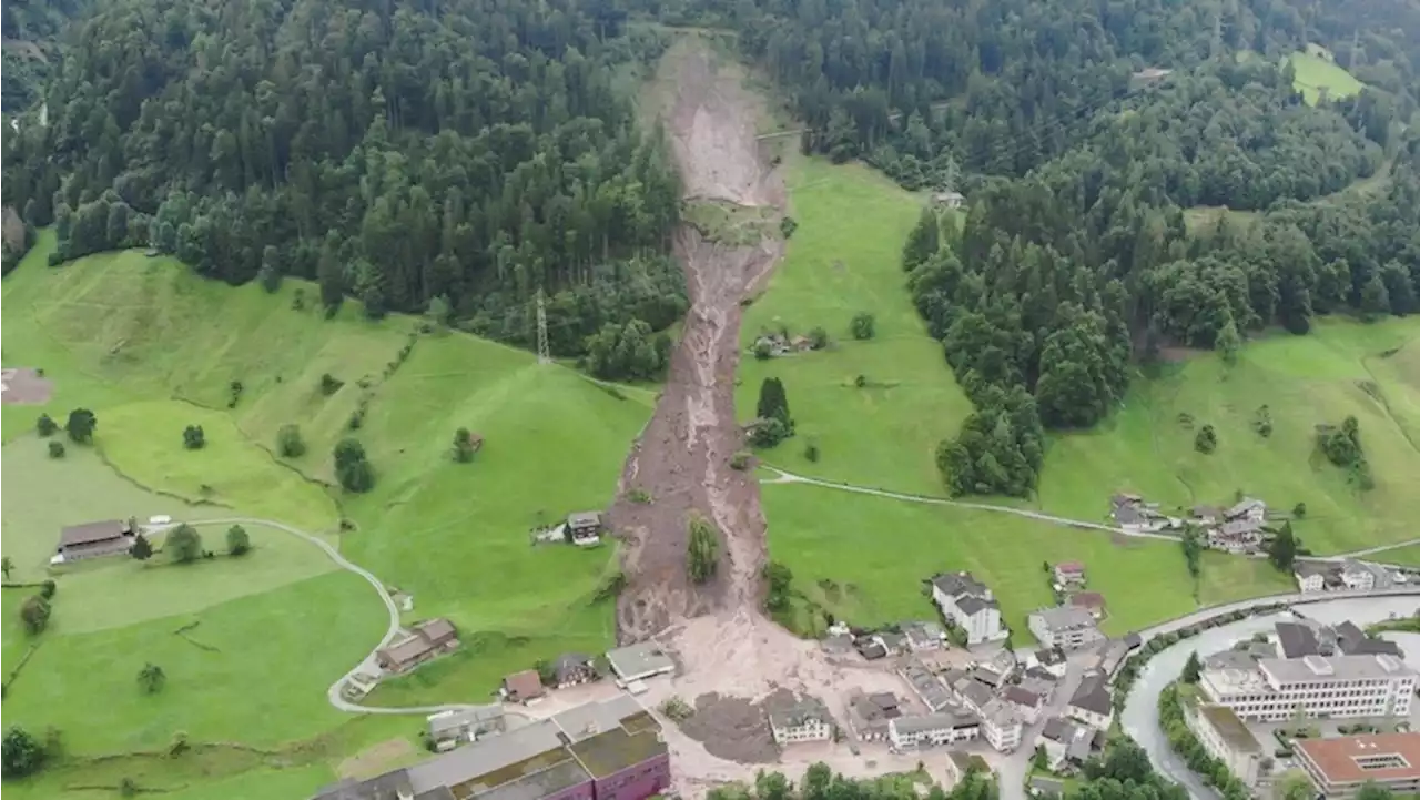 Geröll löst sich im Erdrutschgebiet von Schwanden GL