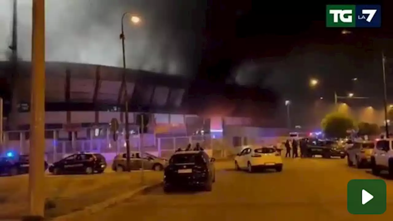 Taranto, incendio allo stadio Iacovone dopo la partita con il Foggia