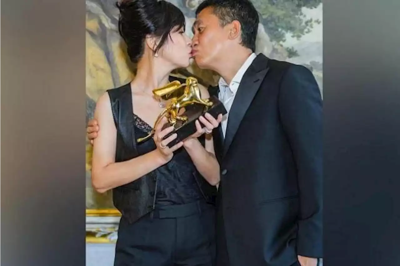 Carina Lau and Tony Leung Chiu-wai celebrate his lifetime achievement award with a kiss in Venice