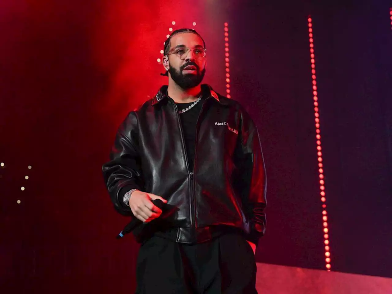 Drake tells fans he's 'single and ready to mingle'