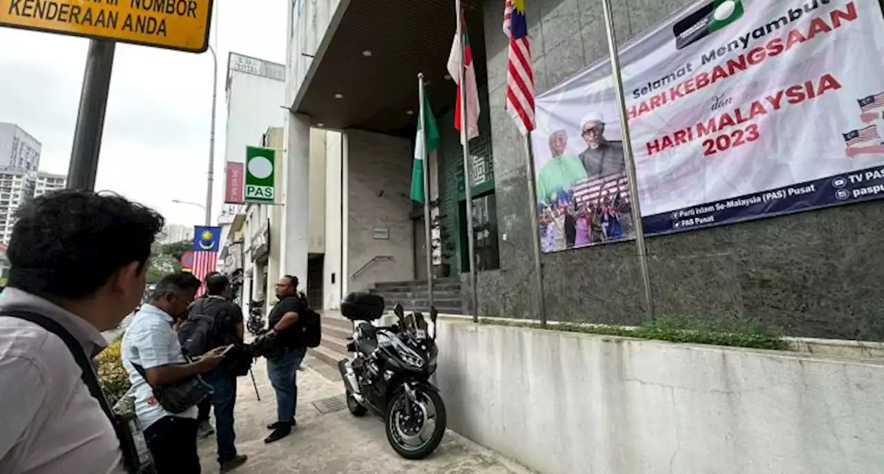 Lebih 20 petugas media berkumpul depan Pejabat Pas Pusat