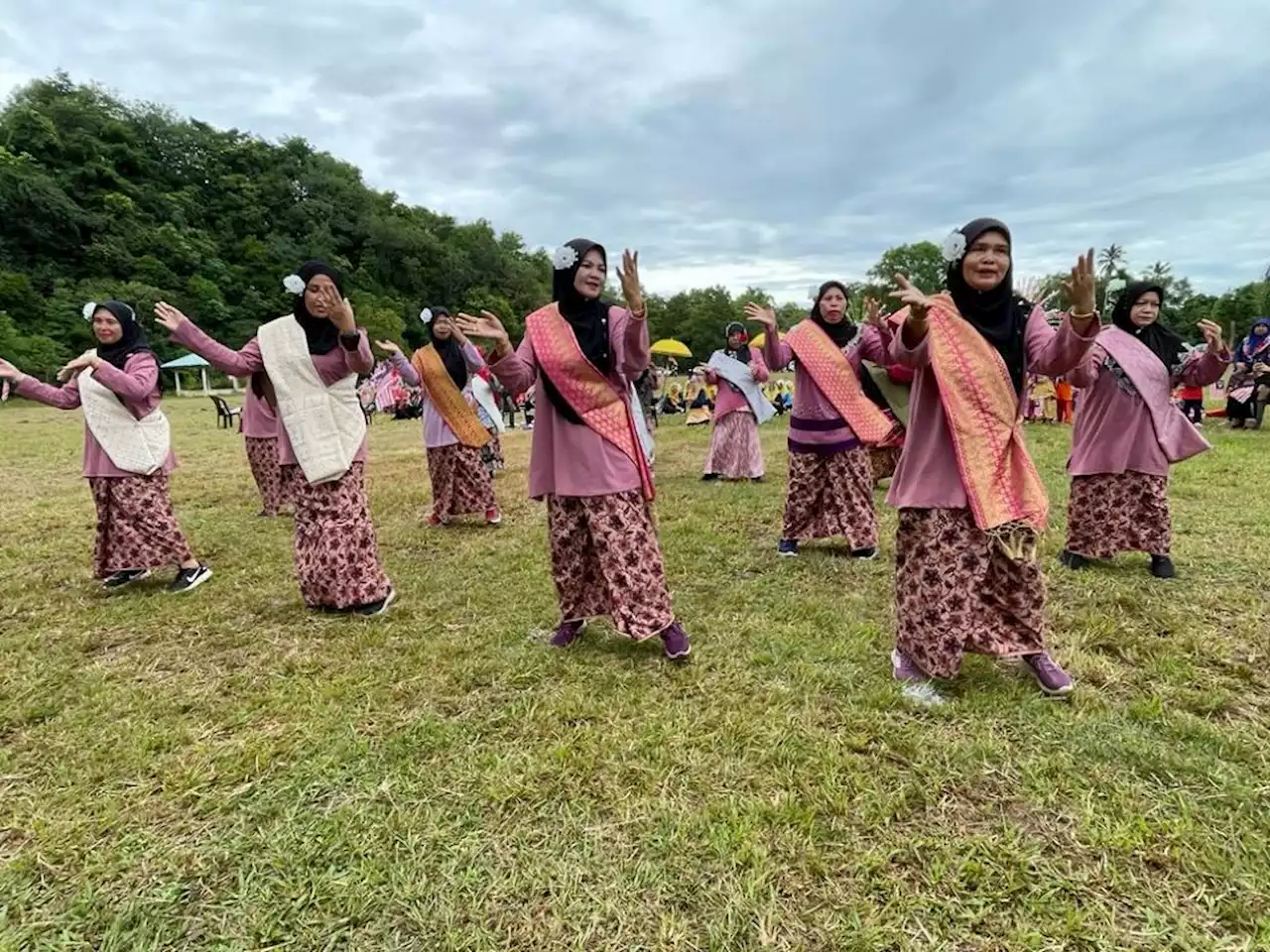 Sambutan Hari Kebangsaan daerah Semerak meriah