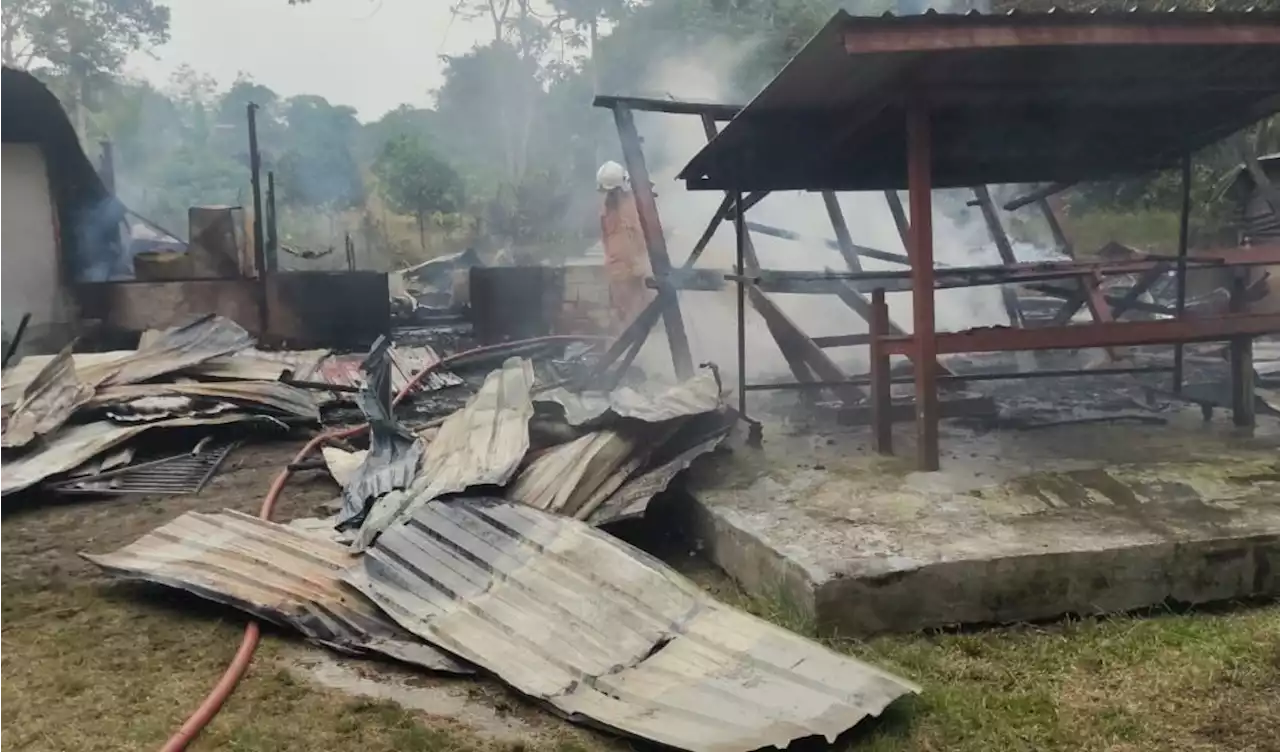 Tiga beranak tinggal sehelai sepinggang, rumah musnah terbakar