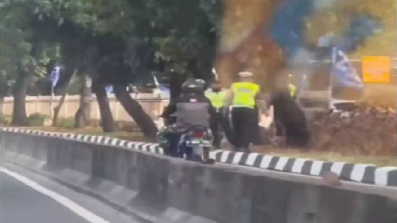 Detik-detik Polantas Melengos Cuekin Pemotor Bercelana Loreng Lewati Jalur Busway