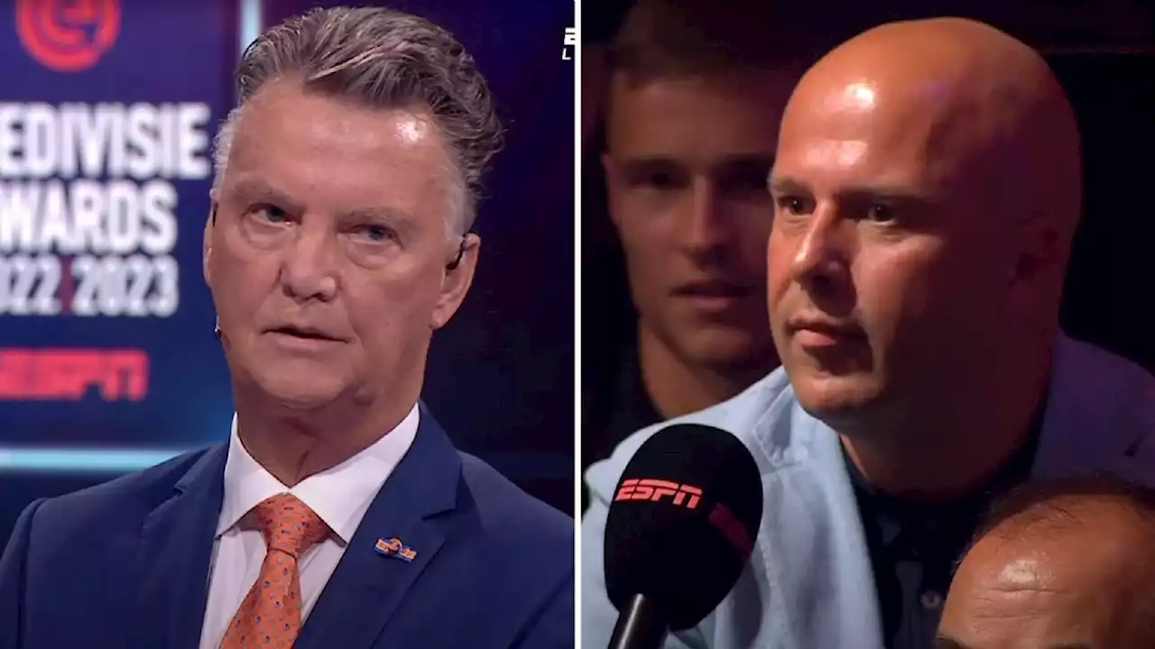 Louis van Gaal richt zich op gala tot Arne Slot: ‘Dat vraag ik me af’