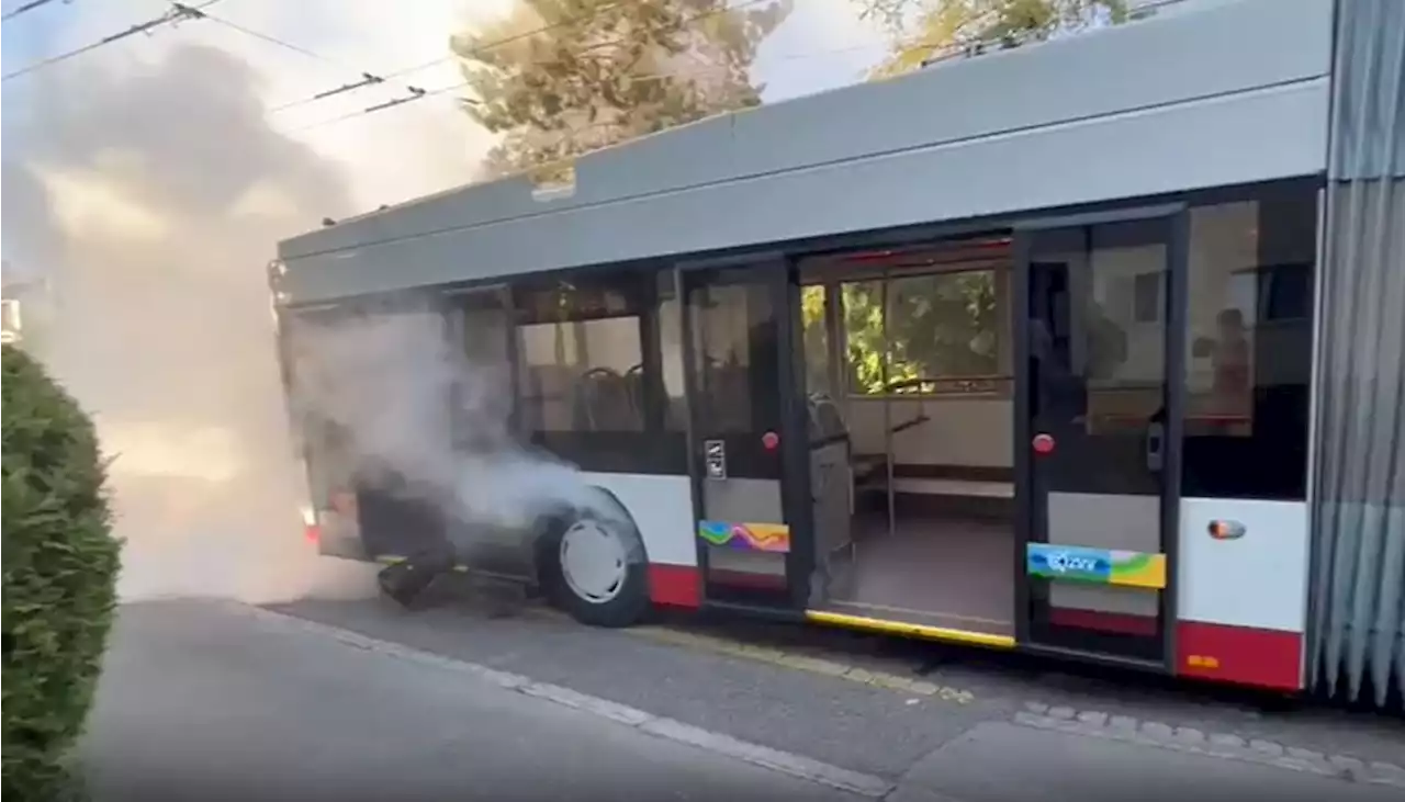 Winterthur: Bus fängt Feuer – niemand hilft Frau mit Rollator